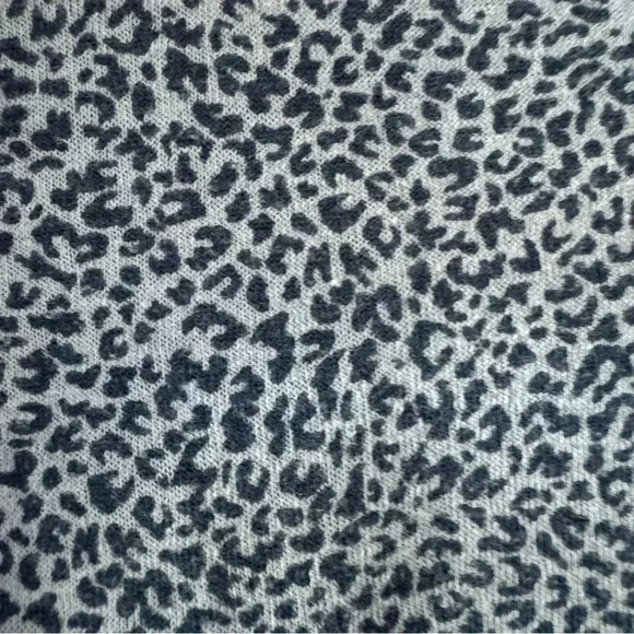 Athleta Chrome Blue Cheetah Breezy Scoop V-Neck Athleisure Tee Shirt SZ L #2135 - Picture 9 of 11